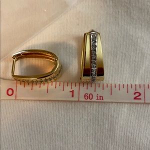 NWOT 14k gold earring w diamond accent